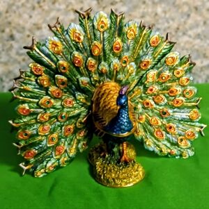 𝑉𝑖𝑛𝑡𝑎𝑔𝑒 𝐶𝑜𝑙𝑜𝑟𝑓𝑢𝑙 𝑃𝑒𝑎𝑐𝑜𝑐𝑘 𝑇𝑟𝑖𝑛𝑘𝑒𝑡 𝐵𝑜𝑥